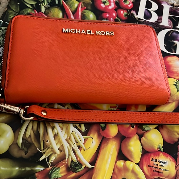 MICHAEL KORS JET SET ZIP AROUND WALLET/WRISTLET in POPPY - Picture 3 of 13